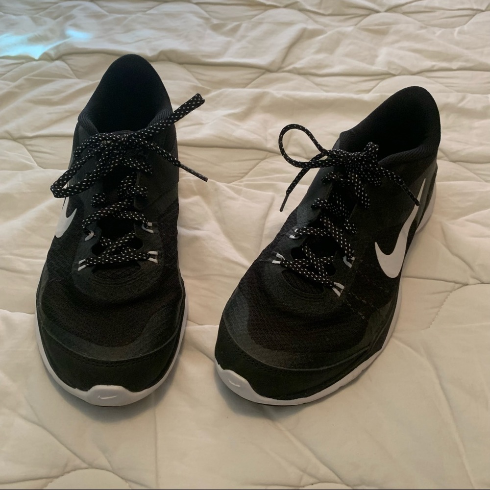 Women’s Nike tennis shoes